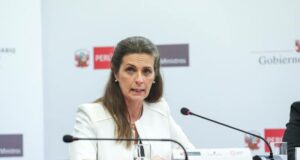 Hania y las autoridades uñas largas