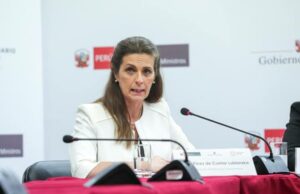 Hania y las autoridades uñas largas