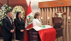 Dina Boluarte encabeza despedida de exdictador Fujimori en velorio