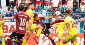 Universitario sigue imparable y más líder que nunca al superar a Comerciantes Unidos 2-0
