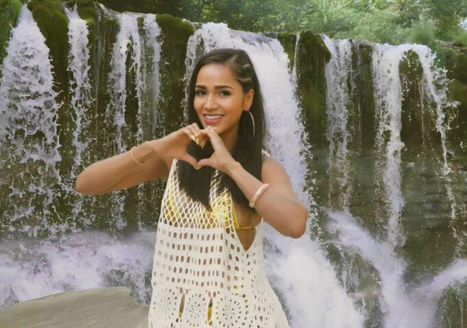 Sanela la cantante peruana que conquista con gran suceso Francia