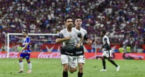Corinthians con André Carrillo le ganó a Fortaleza 2-0 de visita en la ida de Cuartos de la Sudamericana
