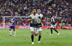 Corinthians con André Carrillo le ganó a Fortaleza 2-0 de visita en la ida de Cuartos de la Sudamericana