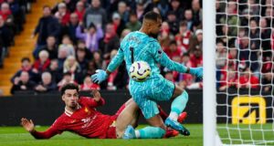 Liverpool sigue firme en la cima de la Premier League al vencer a Chelsea 2-1