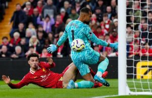 Liverpool sigue firme en la cima de la Premier League al vencer a Chelsea 2-1