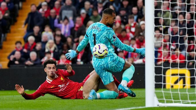 Liverpool sigue firme en la cima de la Premier League al vencer a Chelsea 2-1