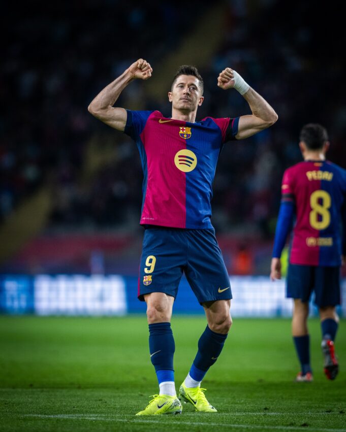 Barcelona goleó al Sevilla 5-1 y sigue líder en España por encima del Real Madrid