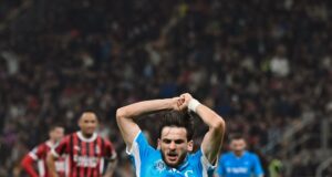 Nápoles le ganó al A.C. Milán 2-0 de visita y alargó la diferencia en la punta del Calcio Italiano