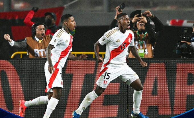 Perú venció a Uruguay 1-0 con gol de Miguel Araujo y sueña con el Repechaje