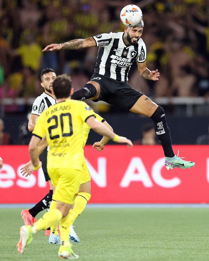 Botafogo con pie y medio en la final al golear a Peñarol 5-0 en Río de Janeiro