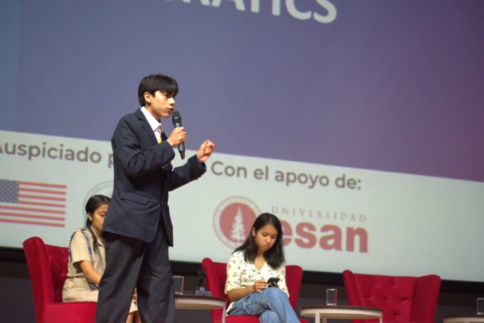 Cumbre Internacional aborda preocupaciones sobre el futuro de la democracia en Perú