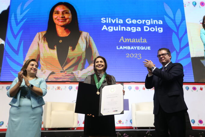 Gobierno revalora labor docente con la entrega de palmas magisteriales