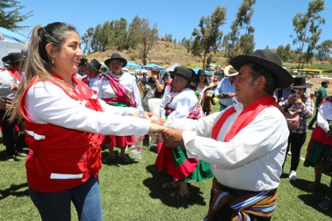 Pensión 65 conmemora su 13° aniversario con intercambio cultural entre tres países