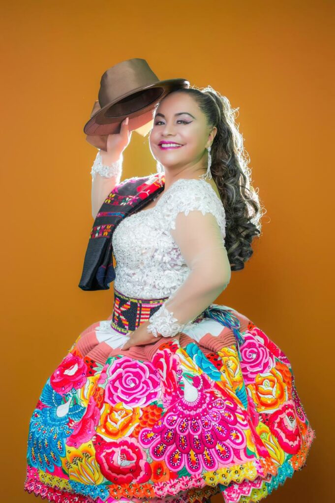 Haydee Raymundo festeja cumpleaños por partida doble