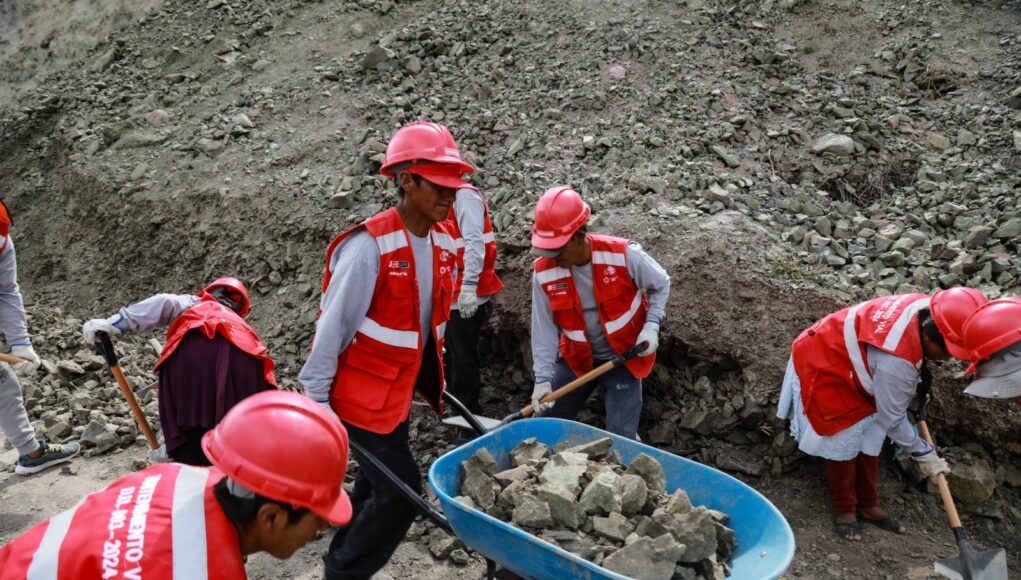 Foncodes ejecuta el mantenimiento de caminos vecinales y trochas carrozables en 91 centros poblados de la región Ayacucho