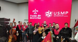 Tuna de Derecho de la Universidad San Martín de Porres rinfe homenaje a Pedro Suárez-Vértiz
