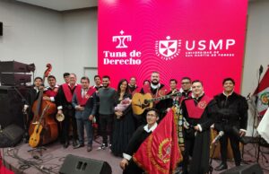 Tuna de Derecho de la Universidad San Martín de Porres rinfe homenaje a Pedro Suárez-Vértiz