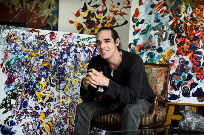 “Recreación”: explosión cromática y fluidez desbordante en la exposición de Alvaro de la Puente