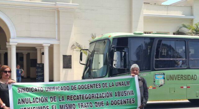 Docentes universitarios en pie de lucha por sus derechos