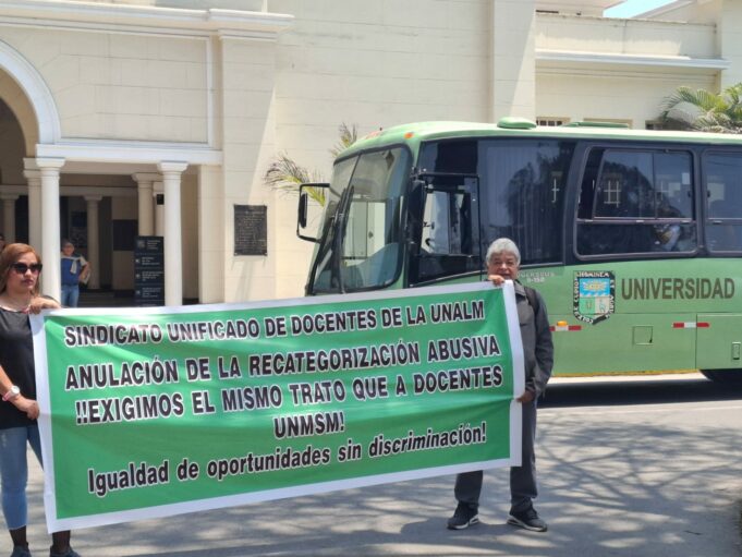 Docentes universitarios en pie de lucha por sus derechos