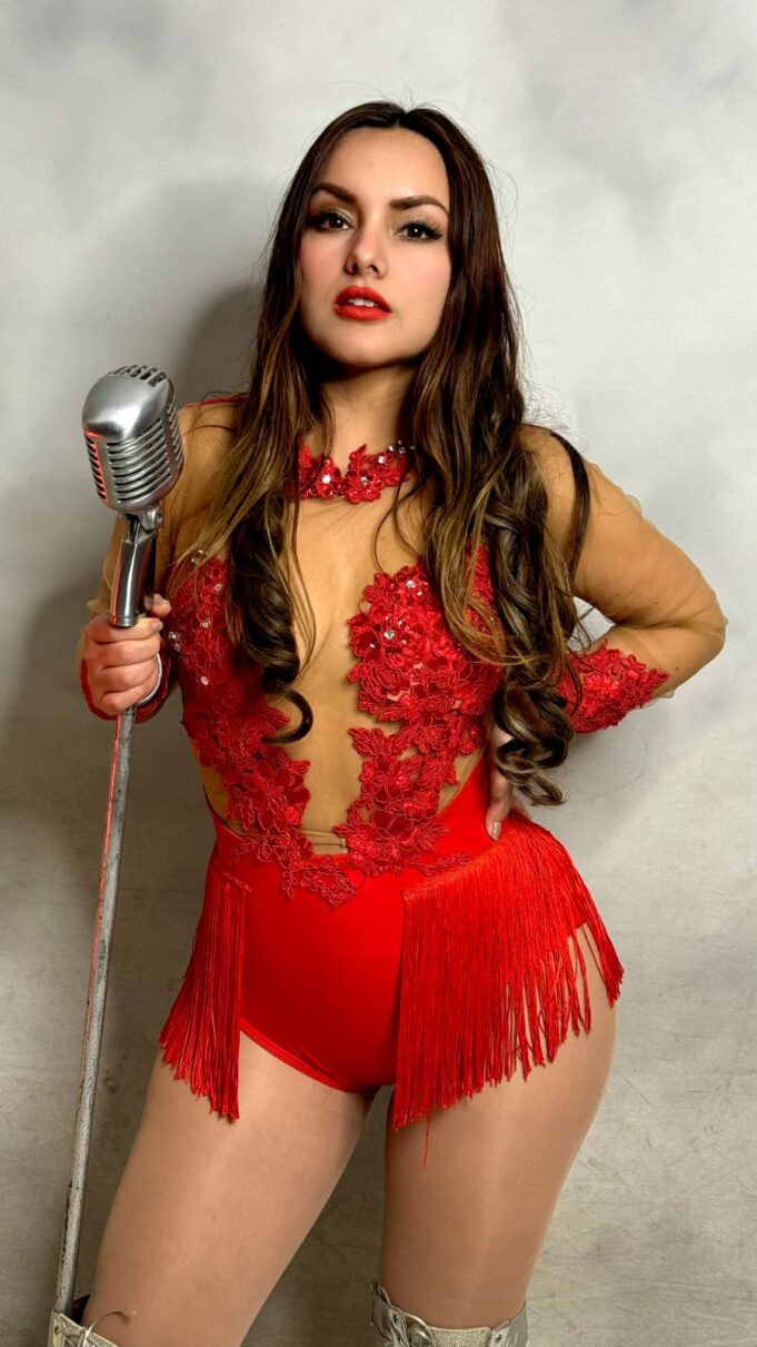 Elizabeth Salazar: bella cantante chiclayana triunfa con el mix ‘Cocotera’ en Estados Unidos(VIDEO)