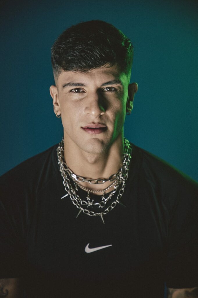 Emil se posiciona en el top 5 con «Piola de Flow» y anuncia nueva canción