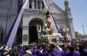 Señor de Luren: iqueños expresan su profunda fe ante sagrada imagen durante procesión