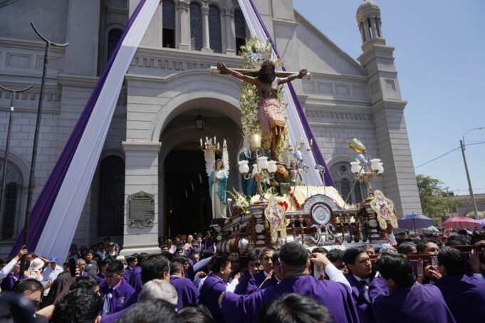 Señor de Luren: iqueños expresan su profunda fe ante sagrada imagen durante procesión