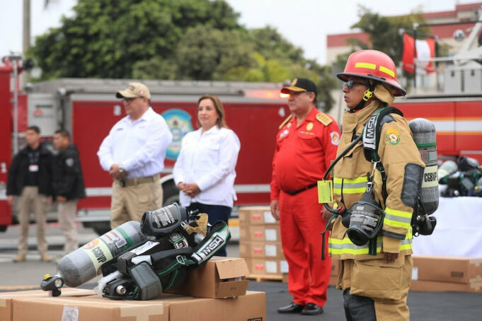 Bomberos terminan heridos tras usar equipos entregados por Dina Boluarte(VIDEO)