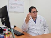 Hospital de Lima Este- Vitarte: Ver de niño al borde de la muerte a su madre lo llevó a convertirse en un médico intensivista