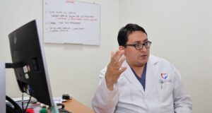 Hospital de Lima Este- Vitarte: Ver de niño al borde de la muerte a su madre lo llevó a convertirse en un médico intensivista