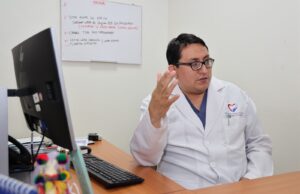 Hospital de Lima Este- Vitarte: Ver de niño al borde de la muerte a su madre lo llevó a convertirse en un médico intensivista