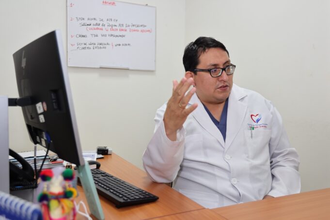 Hospital de Lima Este- Vitarte: Ver de niño al borde de la muerte a su madre lo llevó a convertirse en un médico intensivista