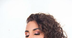 Mayra Guzmán: Lanza su cuarta producción musical “De aquí y de allá “