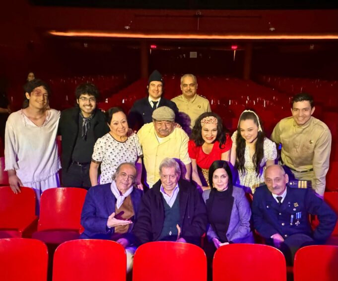 Mario Vargas Llosa se emocionó al ver la versión teatral de su obra “¿Quién mató a Palomino Molero?”