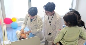 Médico Boliviana atiende con calidez a hijos de policías en el nuevo consultorio de gastroenterología pediatrica del Hospital «Luis N. Sáenz