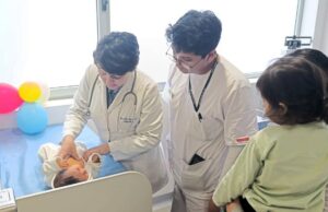 Médico Boliviana atiende con calidez a hijos de policías en el nuevo consultorio de gastroenterología pediatrica del Hospital «Luis N. Sáenz