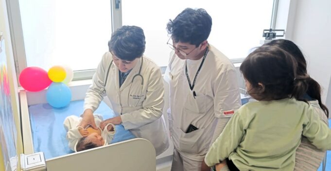 Médico Boliviana atiende con calidez a hijos de policías en el nuevo consultorio de gastroenterología pediatrica del Hospital «Luis N. Sáenz