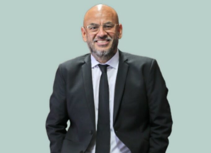 ¡Una noche de «chow, chow, chow» para disfrutar con popular comentarista deportivo Peter Arévalo!