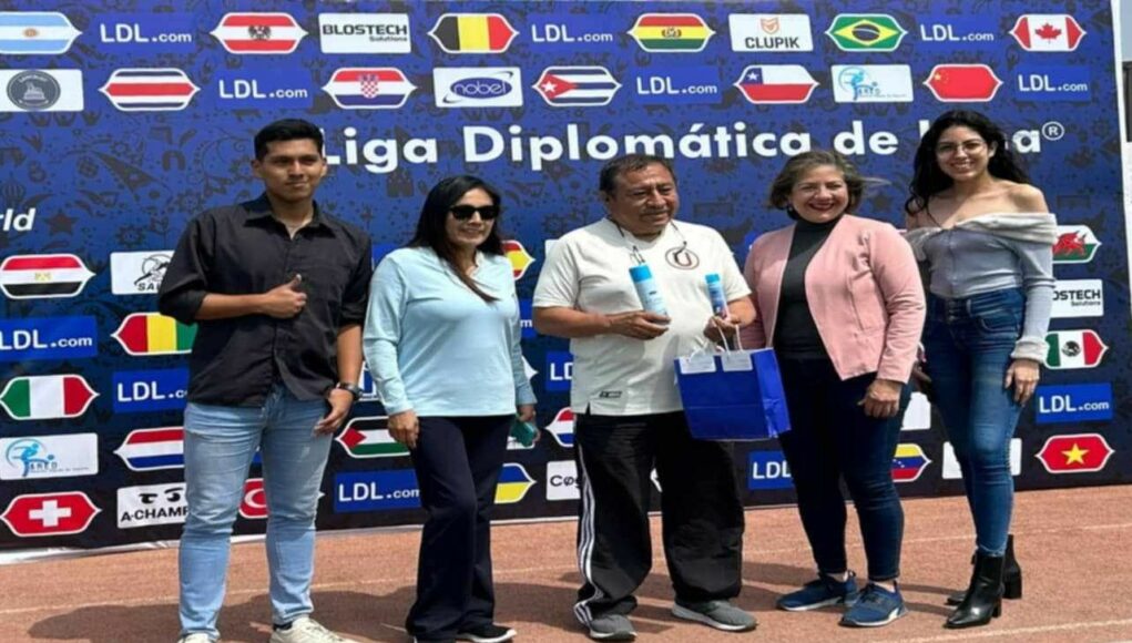 Reconocimiento a delegado de Perú Comunidad que participa en torneo de la Liga Diplomática