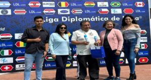 Reconocimiento a delegado de Perú Comunidad que participa en torneo de la Liga Diplomática