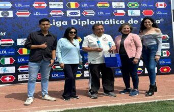 Reconocimiento a delegado de Perú Comunidad que participa en torneo de la Liga Diplomática