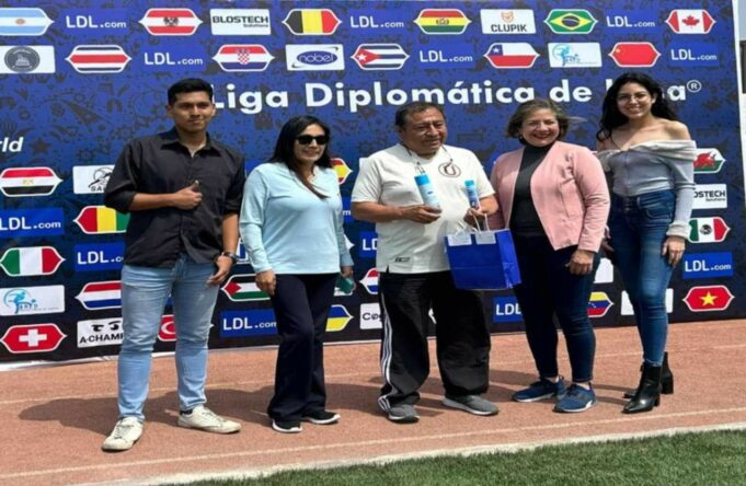 Reconocimiento a delegado de Perú Comunidad que participa en torneo de la Liga Diplomática