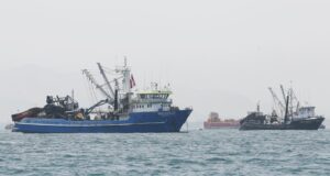 Aprueban ley de intervención militar para frenar la pesca ilegal de embarcaciones chinas