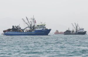 Aprueban ley de intervención militar para frenar la pesca ilegal de embarcaciones chinas