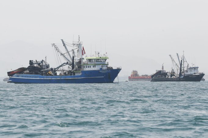Aprueban ley de intervención militar para frenar la pesca ilegal de embarcaciones chinas