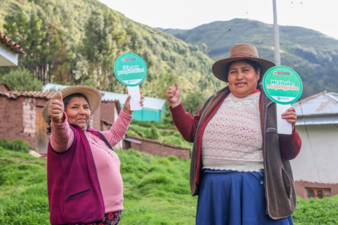 Gobierno entregó más de 74 mil títulos de propiedad rural gratuitos a productores agrarios de 10 regiones