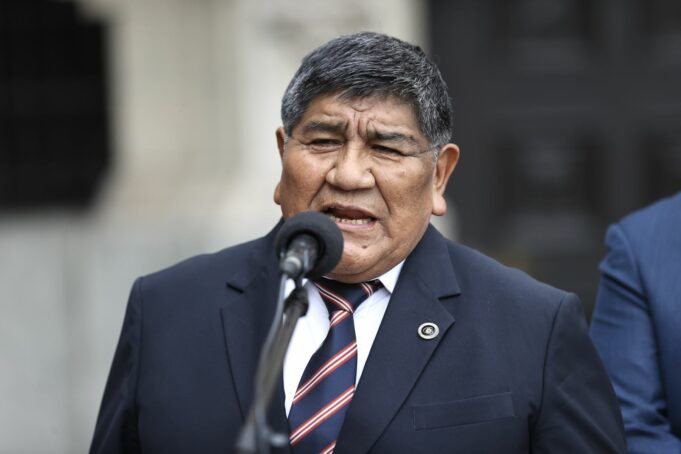 Pa’ fuera por traidor: Cae ministro Muchoy ampliarían el Reinfo