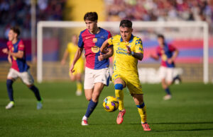 Líder Barcelona perdió con Las Palmas 2-1 en semana de su Aniversario y Real Madrid podría acercarse