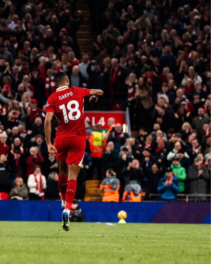 Liverpool retomó la punta de la Premier League al vencer a Brighton 2-1